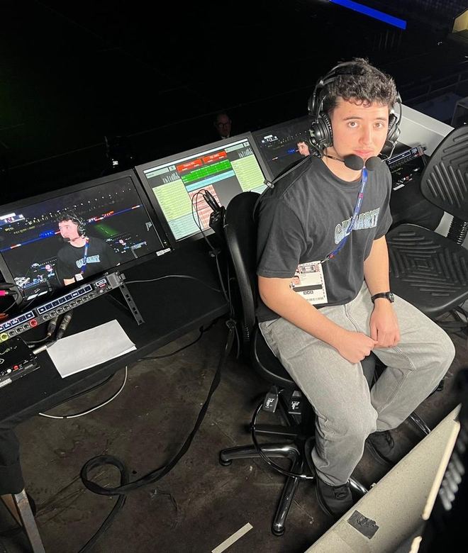 Titouan, fondateur de TechSud Production, à son poste de régie pendant un direct