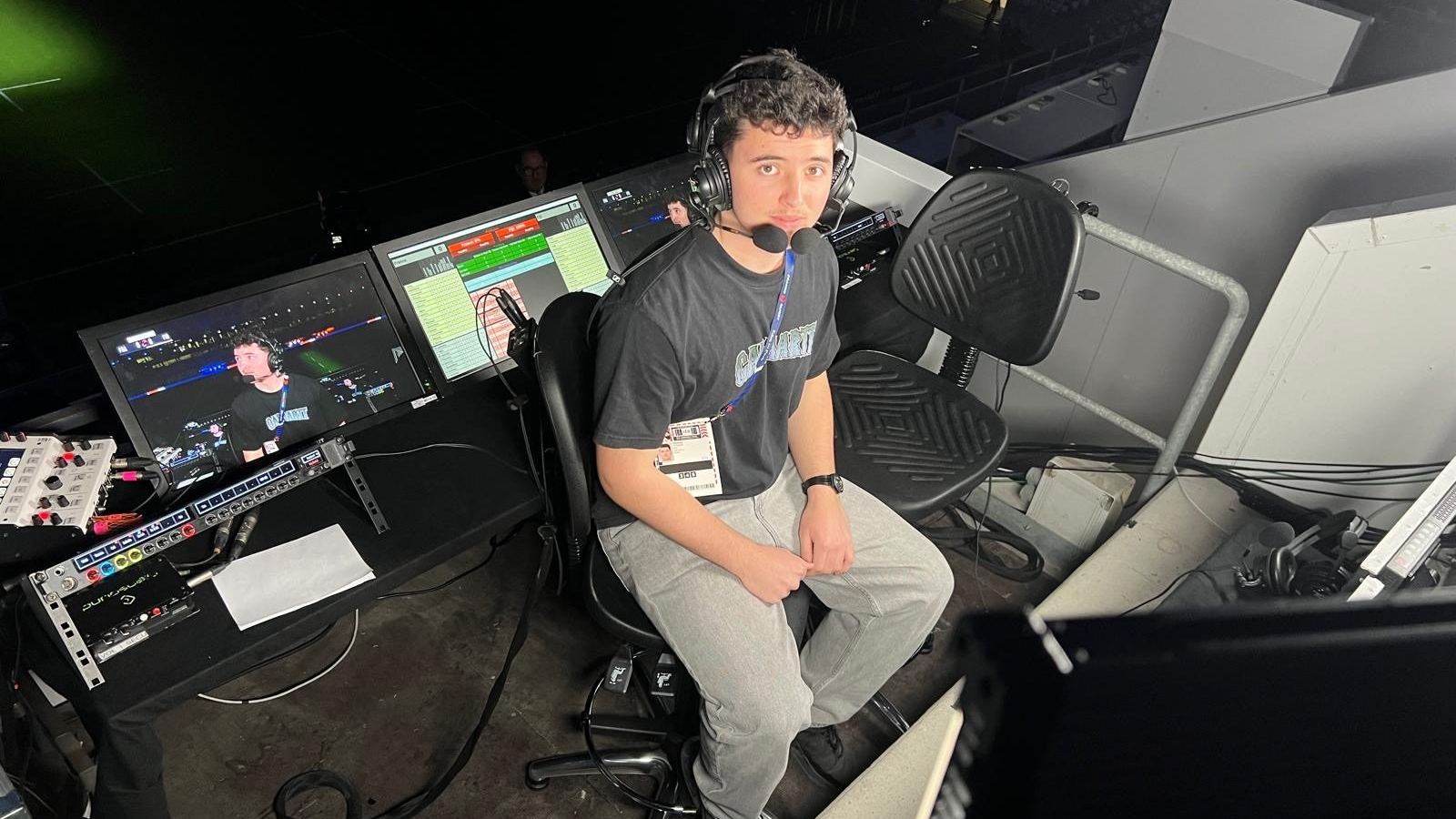 Titouan, fondateur de TechSud Production, à son poste de régie pendant un direct